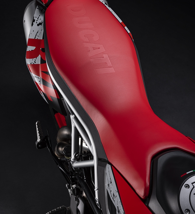 Ducati-Hypermotard-950-RVE-MY24-overview-carousel-imgtxt-677x740-04