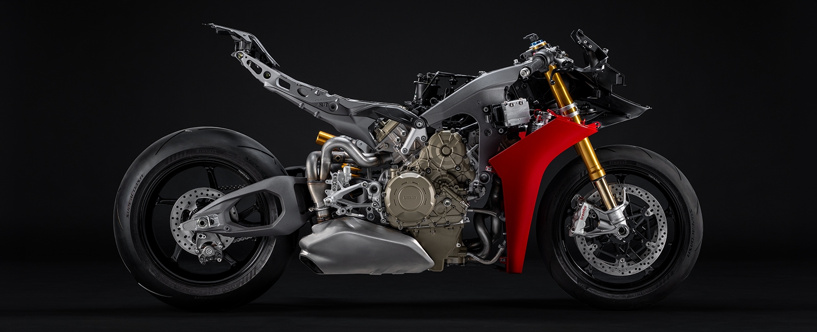 Ducati-MY25-Panigale-V4-overview-carousel-hero-link-1600x650-03